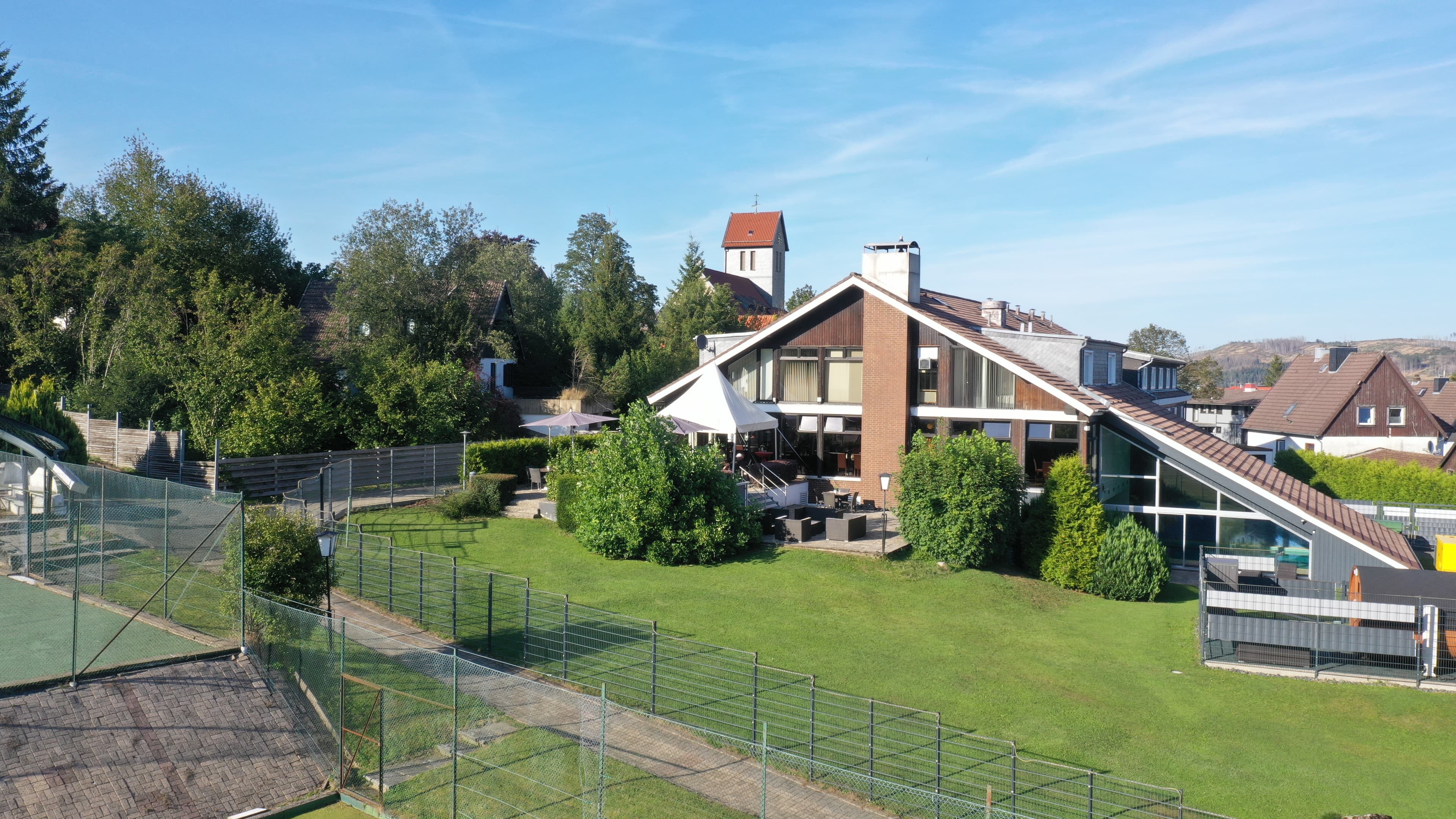 Luftaufnahme des Okerstausees und Vitalhotels Schulenberg im Oberharz